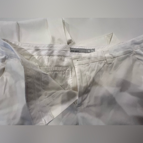 Like New Old Navy size 10 Mid-rise white Capri pants no signs wear or stains - Picture 5 of 10